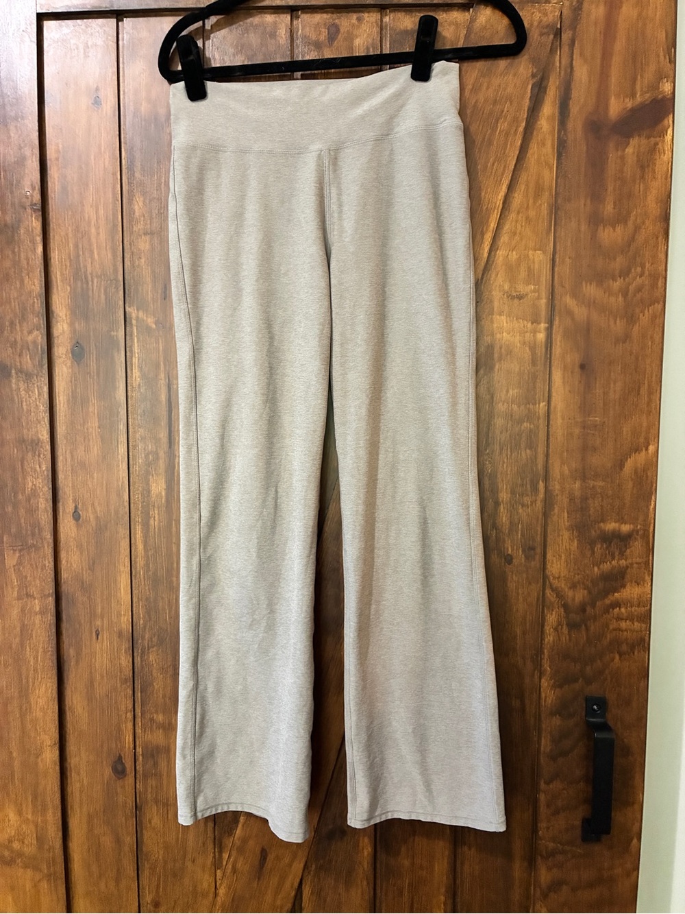 Vuori Women’s Heathered Oatmeal Flared Leggings Size Small Yoga Athleisure Gym